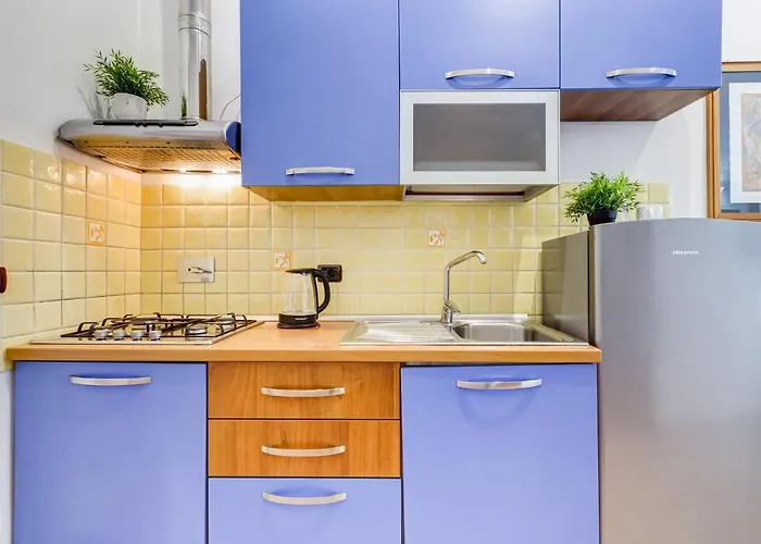 Coliseum Apartment *