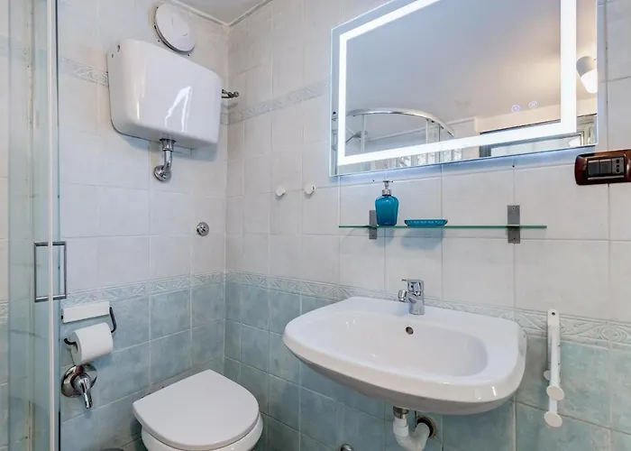 Coliseum Apartment *