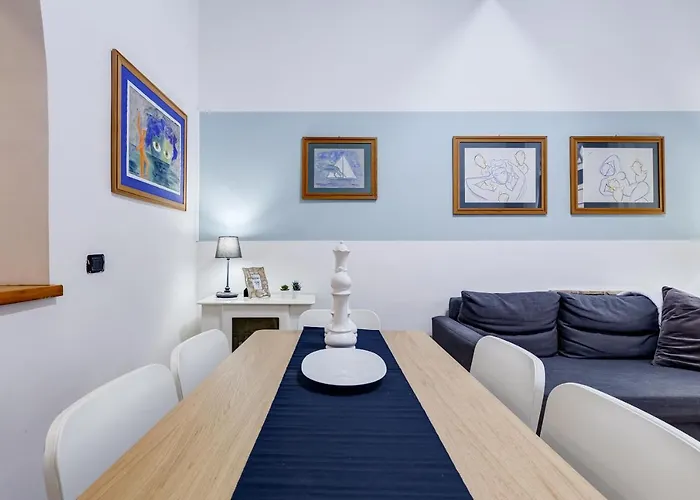 Coliseum Apartment *
