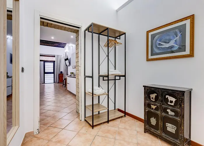 Coliseum Apartment *
