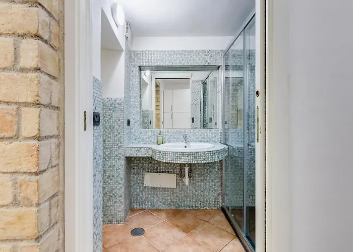 Coliseum Apartment *
