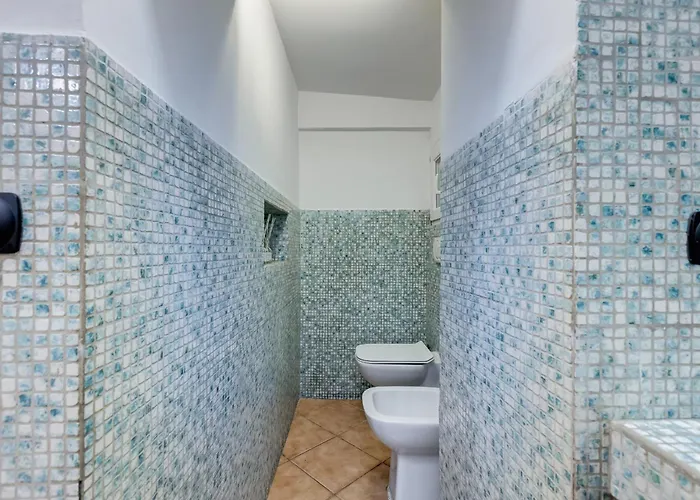 Coliseum Apartment *